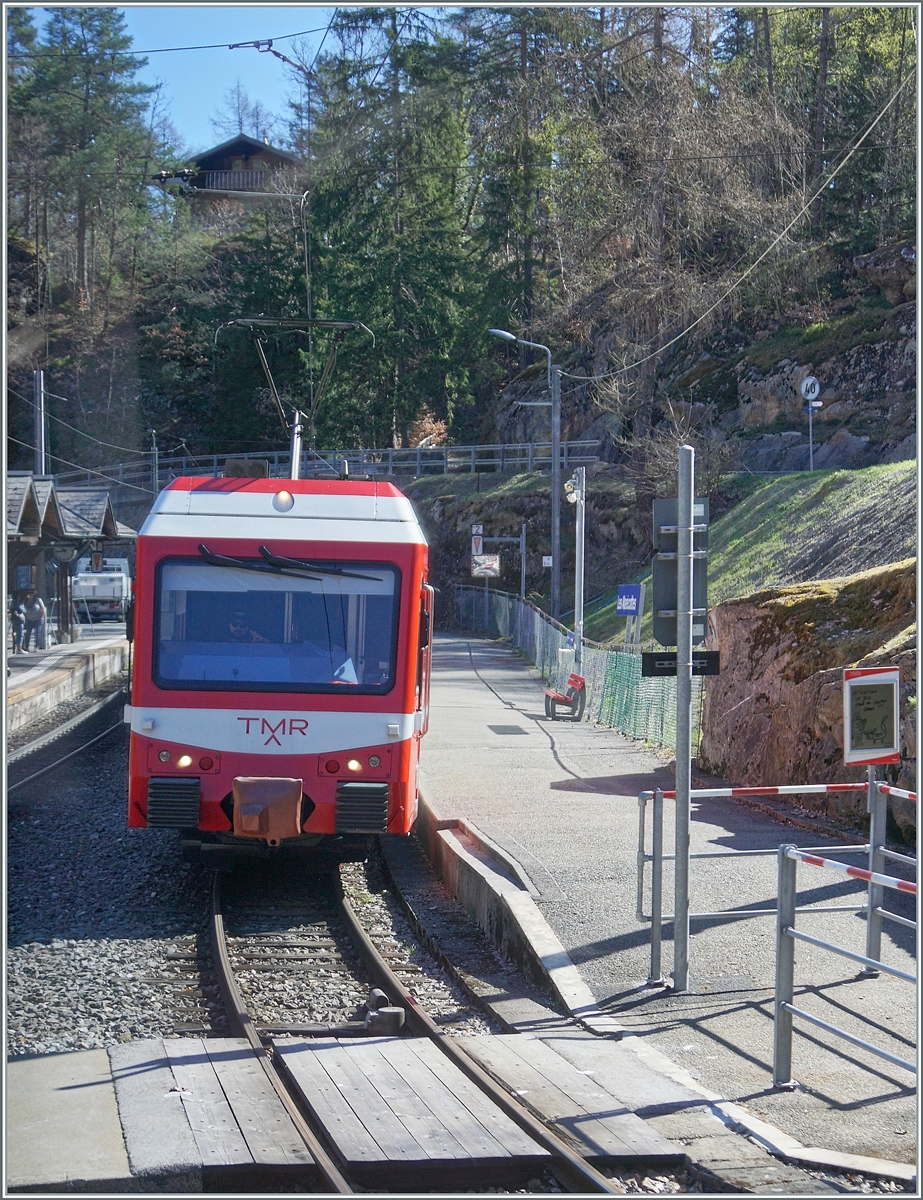 In Les Marecottes begegnet der TMR Beh 4/8 72 (mein Standort) dem TMR Beh 4/8 71, der als Leerfahrt in Richtung Chatelard unterwegs ist. 

9. April 2026