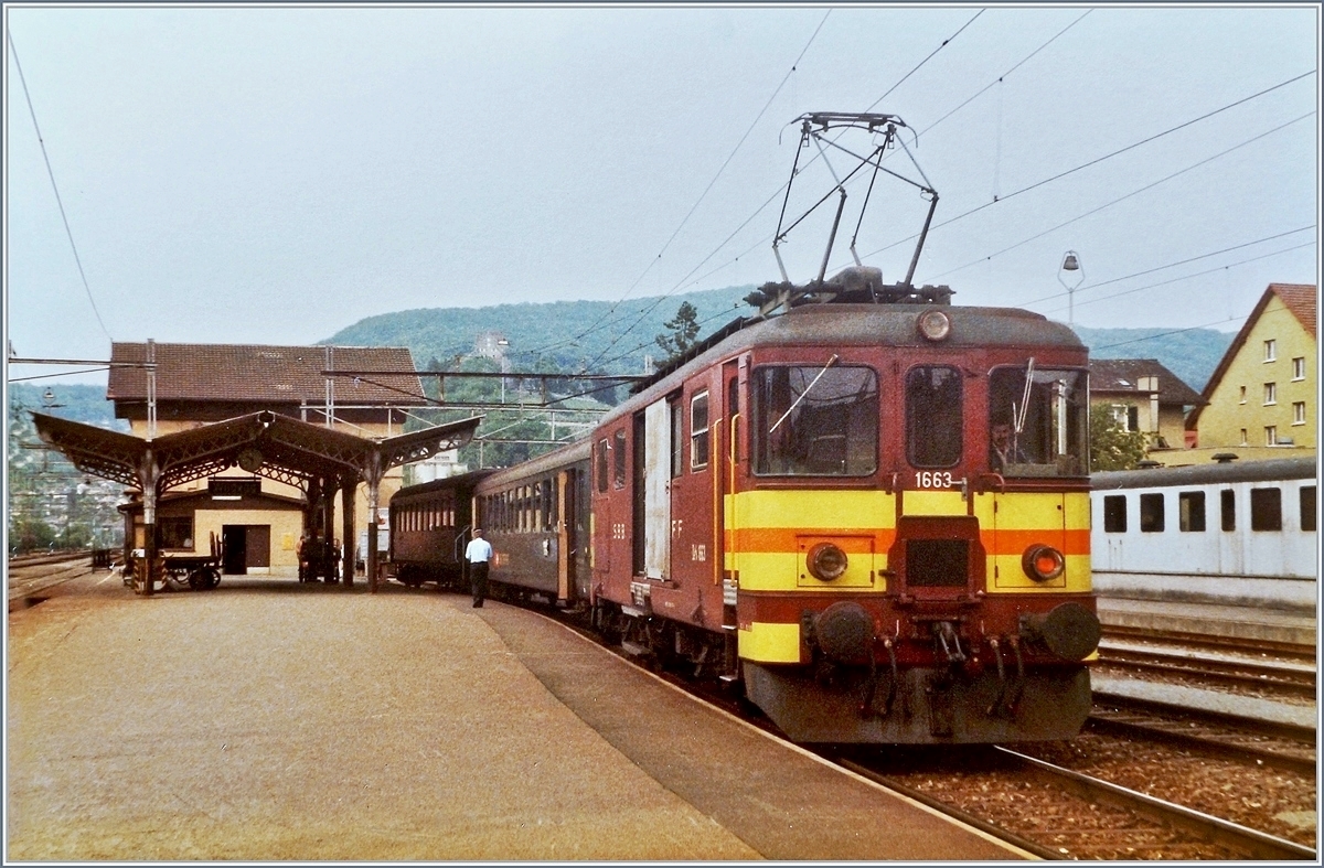 In Wildegg wartet der SBB De 4/4 1663 mit dem Regionalzug 6735 auf die R�ckfahrt Richtung Lenzburg. Das Bild entstand am 26. Mai 1984. Wenige Tage sp�ter, am 2. Juni 1984, wurde der Verkehr auf dem Seetalbahn Strecken-Abschnitt Wildegg - Niederlenz - Lenzburg Stadt - Spitzkehre Lenzburg eingestellt.