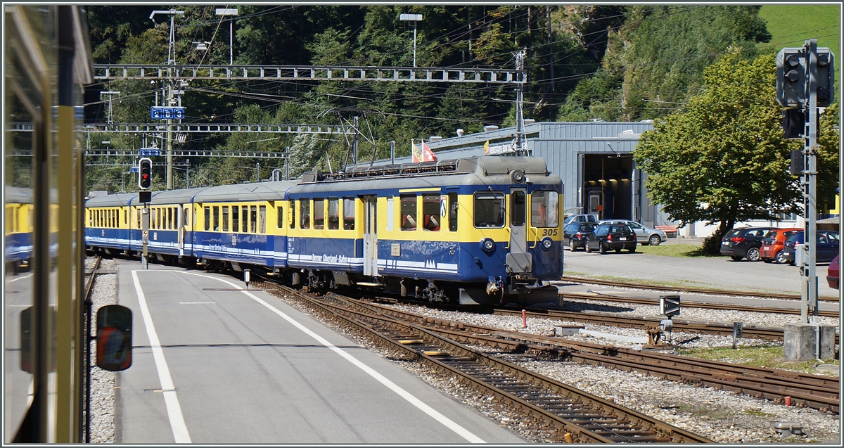 In Zweilütschienen vereinigen sich nicht nur die  Schwarze - und die  Weisse-Lütschiene  sondern auch die aus den betreffenden Tälern kommendne Bahnstrecken. Während unser Zug von Lauterbrunnen kommend noch warten muss, erreicht die von Grindelwald kommende Komposition den Bahnhof Zweilütschinen. 
28. August 2014