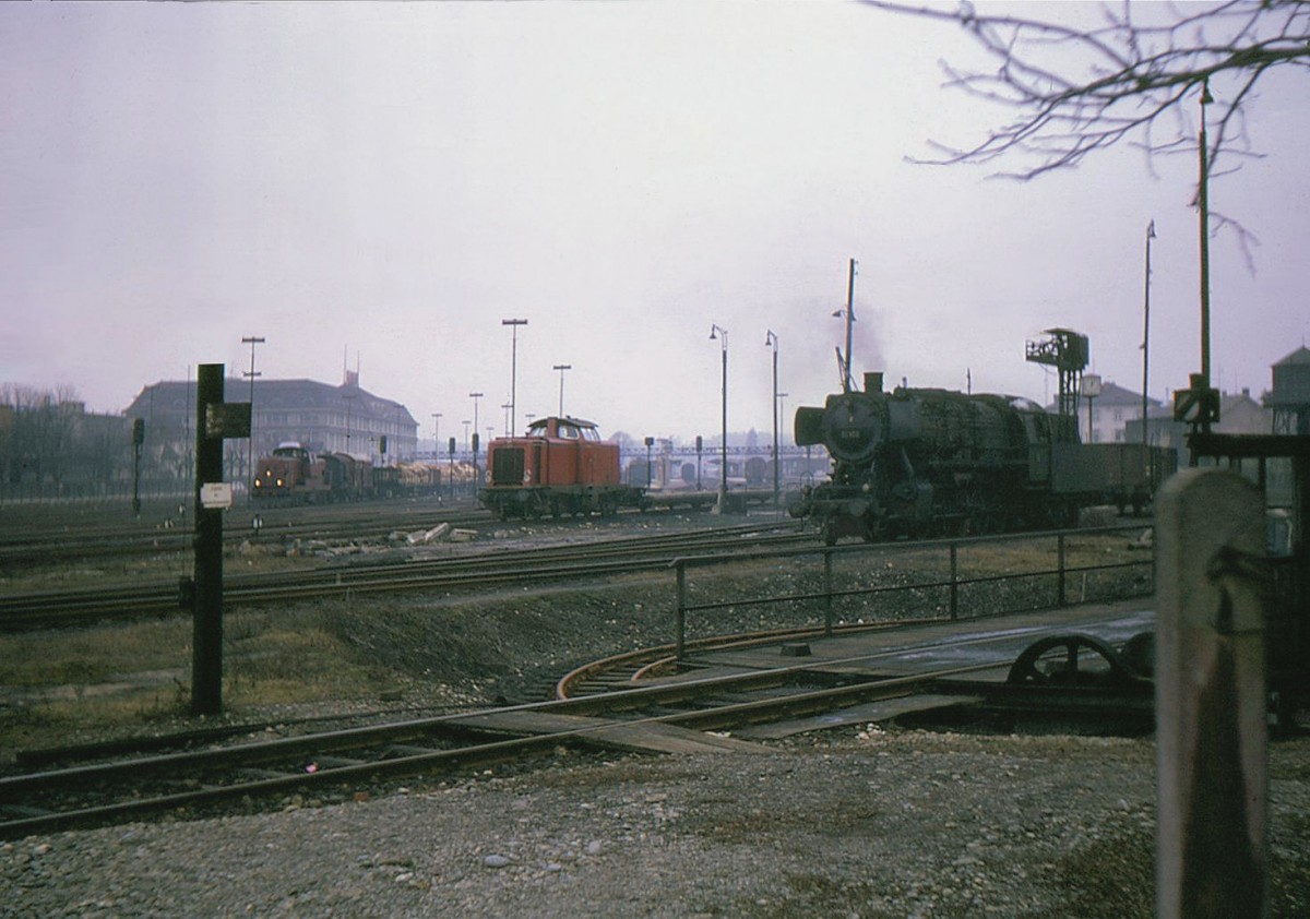 Internationale Lokomotivszene am Bahnhof von Singen (Hohentwil): Links SBB Bm6/6 18513, Mitte DB-Diesellok 211 347 und rechts DB-Dampflok 50 503. 28.Februar 1969.   