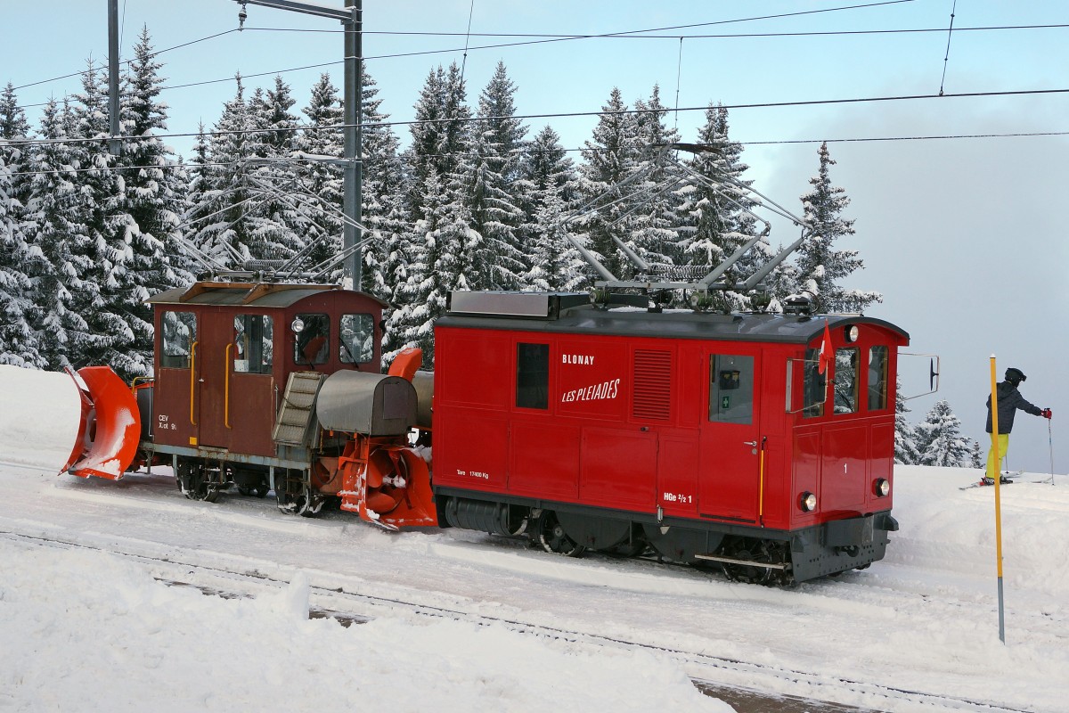 JAHRESRUECKBLICK 2014
von Walter Ruetsch
FEBRUAR
MVR/CEV: Kampf gegen den Schnee in Les Pléiades am 11. Februar 2014 mit der HGe 2/2 1 (1911) und dem X rot e 91. 
