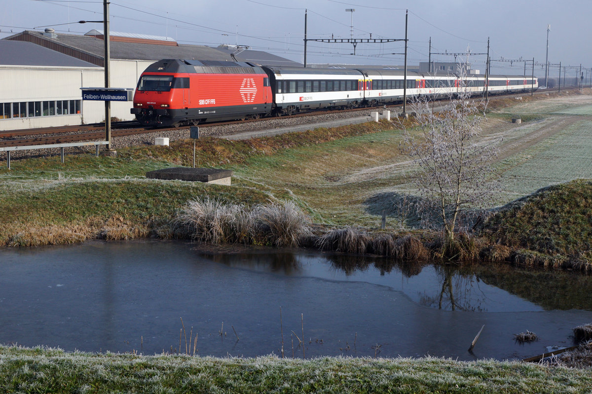 Jahresrückblick 2016
von Walter Ruetsch, Riedholz
MEIN  BESONDERES  BILD
Für das frühe Aufstehen am 9. Dezember 2016 wurde ich in Felben-Wellhausen nach langem Warten bei dichtem Nebel und grosser Kälte belohnt.  Ich konnte den Zuckerrübenzug  von St. Margrethen mit der blauen Lok fotografieren. Beim Rückmarsch zum Bahnhof wurde ich von einem freundlichen Ehepaar, zwecks Aufwärmung, in ihre warme Stube zu Kaffee und Kuchen eingeladen.  Während dem gemütlichen Zusammensein ist dann sogar noch die schöne Aufnahme eines IR Weinfelden-Zürich mit der Re 460 074-8 samt dem kleinen Weiher  von ihrem Balkon aus entstanden. Bei dieser Gelegenheit möchte ich dem gastfreundlichen Ehepaar aus Felben-Wellhausen für die freundliche Einladung noch einmal recht herzlich danken.  Für das  neue Jahr  wünsche ich ihnen alles Gute.  Diese Aufnahme wird mich stets  an diesen gemütlichen Morgen erinnern.
