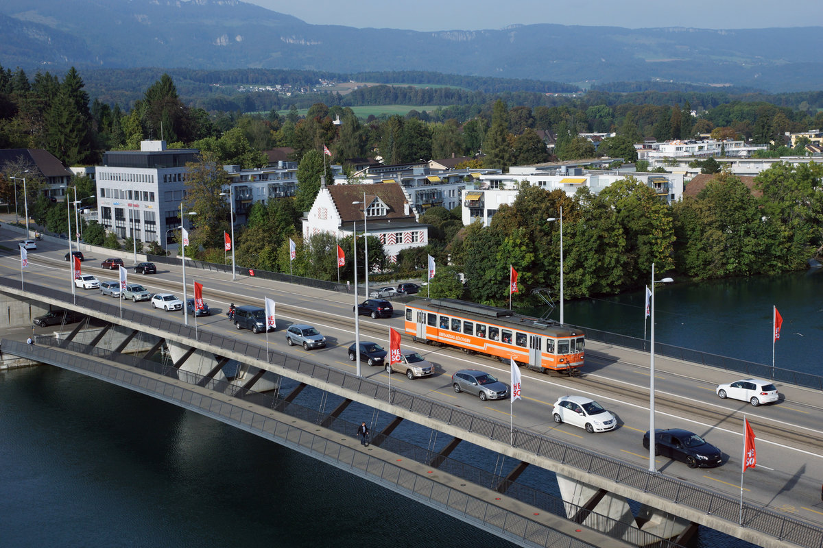 Jahresrückblick 2016
von Walter Ruetsch, Riedholz
September
ASm:  Umbau Flumenthal-Attiswil
Während dem 24. September  bis zum 23. Oktober 2016 wurden auf der Strecke Solothurn-HB  - Flumenthal  die Reservetriebwagen Be 4/4 103 + Be 4/4 104, ehemals SZB/BTI,  planmässig eingesetzt. Die einmalige Zugskomposition wurde am 28. September 2016 auf der neuen Rötibrücke Solothurn verewigt.
