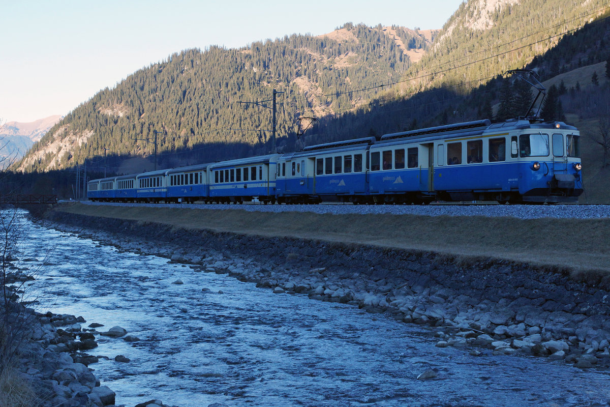 Jahresrückblick 2017
von Walter Ruetsch, Riedholz
JANUAR
MOB:  Montreux-Berner Oberland-Bahn.
Fahrt in das Jugendskilager mit dem Sonderzug bestehend aus dem
ABDe 8/8 4003 „BERN“ und sechs passenden Wagen. Der blaue Zug passierte den Streckenabschnitt bei Stöckli an der Simme am späten Nachmittag des 1. Januar 2017.

