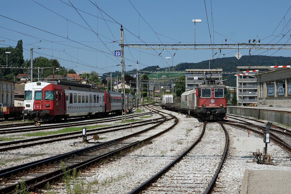 JAHRESRÜCKBLICK 2018
von Walter Ruetsch
Serie Nr. 2
Am 31. August 2018 wurde der Güterverkehr in Bulle eingestellt.
Einer der letzten Güterzüge von SBB CARGO mit der Re 420 294-1 ab Romont bei der Einfahrt in den Bahnhof Bulle am 19. Juli 2018.
