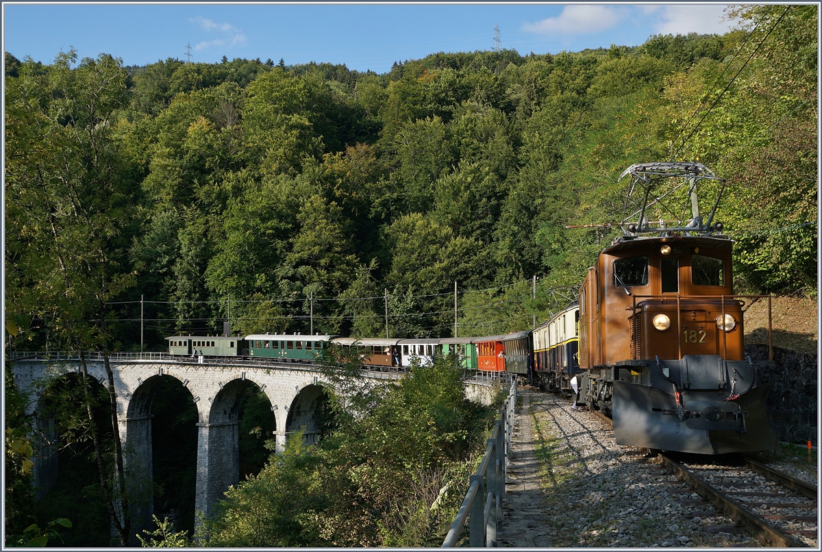 Jubiläum: 50 Jahre Blonay - Chamby Museumsbahn und für mich einer der schönsten Momente, der Besuch des RhB Bernina Krokodils Ge 4/4 182. Im Bild wurde der Zug nach dem aus Gewichtsgründen getrennten Überqueren der Baye de Clarens Viadukts wieder zusammen gestellt und fährt nun weiter nach Chaulin. 

15. Sept. 2018
