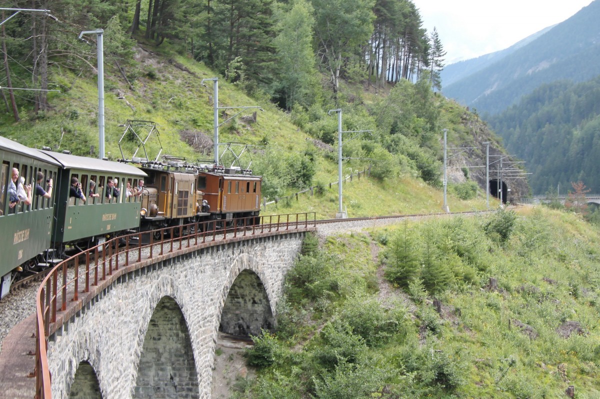 Jubil�um,125 Jahre RhB.Museumslok Ge4/6 Nr.353(1914)und Ge6/6 I Nr.415(Krokodil 1929)mit einem Nostalgiezug im Landwassertal.Im Hintergrund der gleichnamige Viadukt.24.07.14  