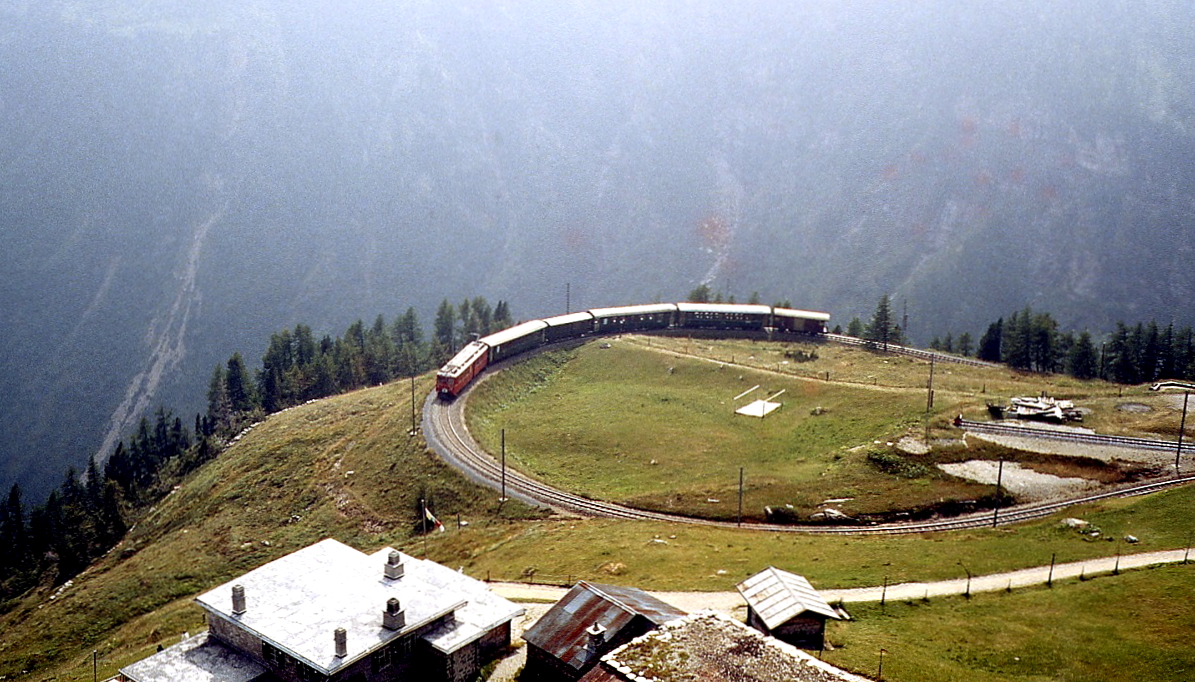 Keine Modellbahn, sondern die Kurve vor der Station Alp Gr�m mit einem ABe 4/4 II Mitte der 1970er Jahre (Foto: Gerda L�dicke)