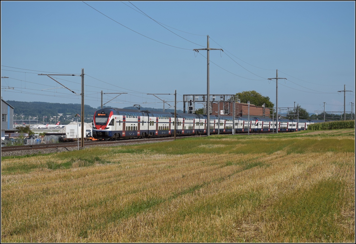 Kiss left und Kiss right, von den SBB als RVD bezeichnet, geben hier die Jumboversion einer S-Bahn ab. 1134 Sitzpl�tze und bei Bedarf 2746 vollbesetzt erkl�ren, warum die S-Bahn Z�rich ihren Bedarf decken kann. Zum Vergleich m�sste eine K�lner oder Berlier S-Bahn gleich 3 Z�ge rollen lassen, was ein Gleis dort gleich 12 Minuten belegt. Eine Frankfurter oder M�nchner S-Bahn br�uchte immerhin einen Langzug und einen Vollzug. RABe 511 056 und RABe 511 048 in R�mlang, September 2021.