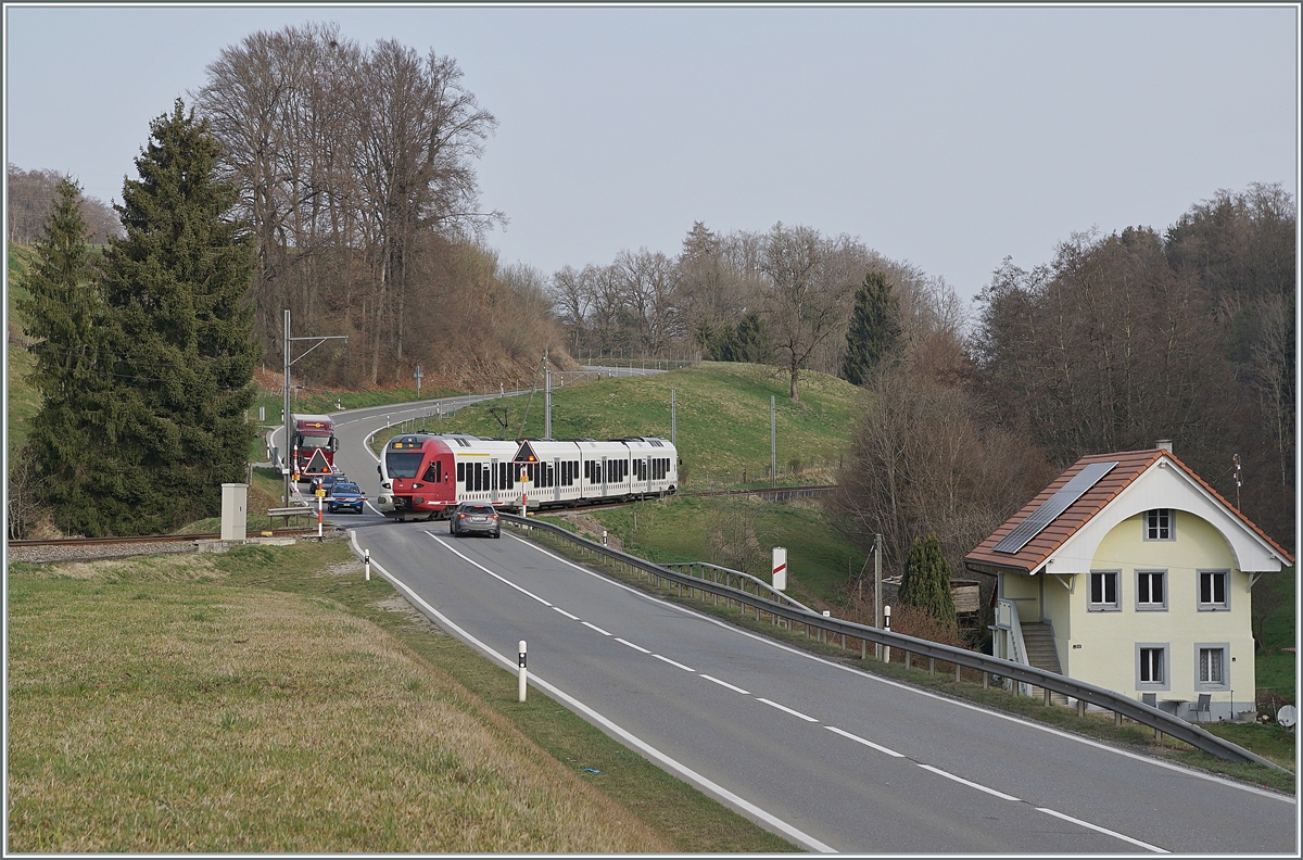 Kurz nach Pensier ist der TPF RABe 527 192 auf dem Weg nach Ins. 29. März 2022