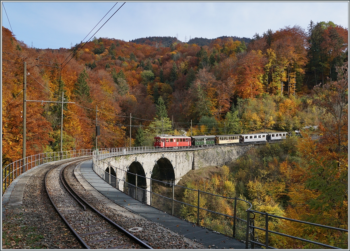  LA DER 2020 du Blonay-Chamby  / Saison Abschluss der Blonay-Chamby Bahn: Mit einem verstärkten Fahrplan und viel Dampf wird vor dem  Winterschlaf  (bzw. Arbeit im Dépôt Chaulin) nochmals viel Betrieb gemacht. Zum Schluss für heute nochmals ein  klassisches  Bild: Der RhB Abe 4/4 I 35 (Baujahr 1908) fährt mit dem RIVIERA BELLE EPOQUE EXPRESS (und einem Dampfzug nach Blonay) auf der Fahrt nach Vevey über den Baye de Clarens Viadukt.

25. Okt. 2020