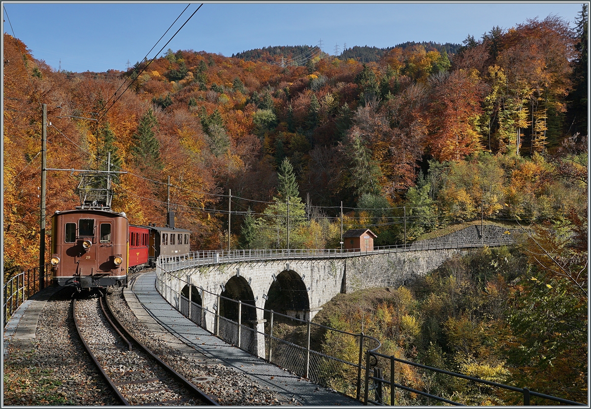  LA DER 2020 du Blonay-Chamby  / Saison Abschluss der Blonay-Chamby Bahn: Mit einem verstärkten Fahrplan und viel Dampf wird vor dem  Winterschlaf  (bzw. Arbeit im DépÔt Chaulin) nochmals viel Betrieb gemacht. Farblich gut zum herbstlichen Hintergrund passend fährt die BOB HGe 3/3 (Baujahr 1926) mit dem NStCM C4 N° 7 (Baujahr 1910) und dem BOB  Kaiserwagen  C3 N° 6 (Baujahr 1901) auf der Fahrt nach Blonay über den Baye de Clarens Viadukt. 

25. Okt. 2020