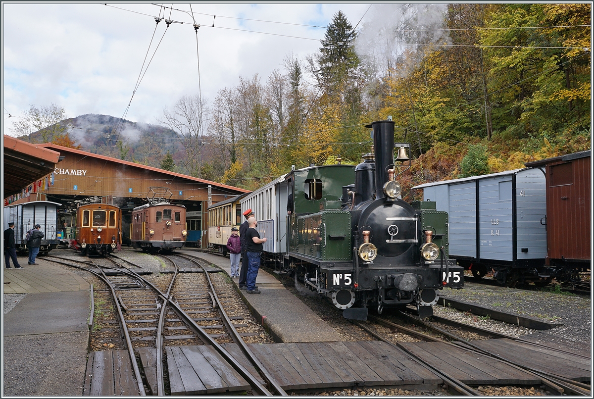  LA DER 2020 du Blonay-Chamby  / Saison Abschluss der Blonay-Chamby Bahn: Mit einem verstärkten Fahrplan und viel Dampf wird vor dem  Winterschlaf  (bzw. Arbeit im Dépôt Chaulin) nochmals viel Betrieb gemacht. Die LEB G 3/3 N° 5 (Baujahr 1890) hat mit ihrem Personenzug von Blonay nach Chaulin ihr Ziel erreicht.

24. Okt. 2020