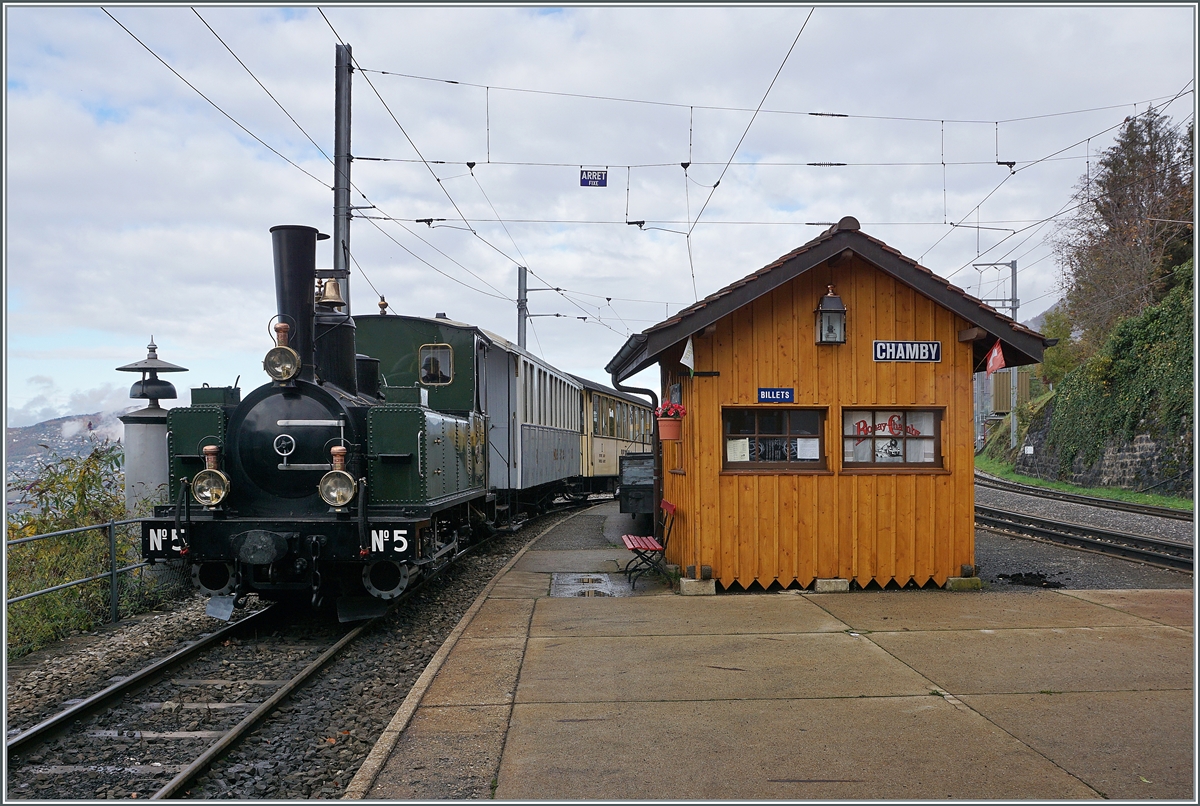  LA DER 2020 du Blonay-Chamby  / Saison Abschluss der Blonay-Chamby Bahn: Mit einem verstärkten Fahrplan und viel Dampf wird vor dem  Winterschlaf  (bzw. Arbeit im Dépôt Chaulin) nochmals viel Betrieb gemacht. Die LEB G 3/3 N° 5 (Baujahr 1890) hat mit ihrem Personenzug von Blonay nach Chaulin den Bahnhof von Chamby erreicht und wird in der Folge nach Chaulin geschoben. 

24. Okt. 2020