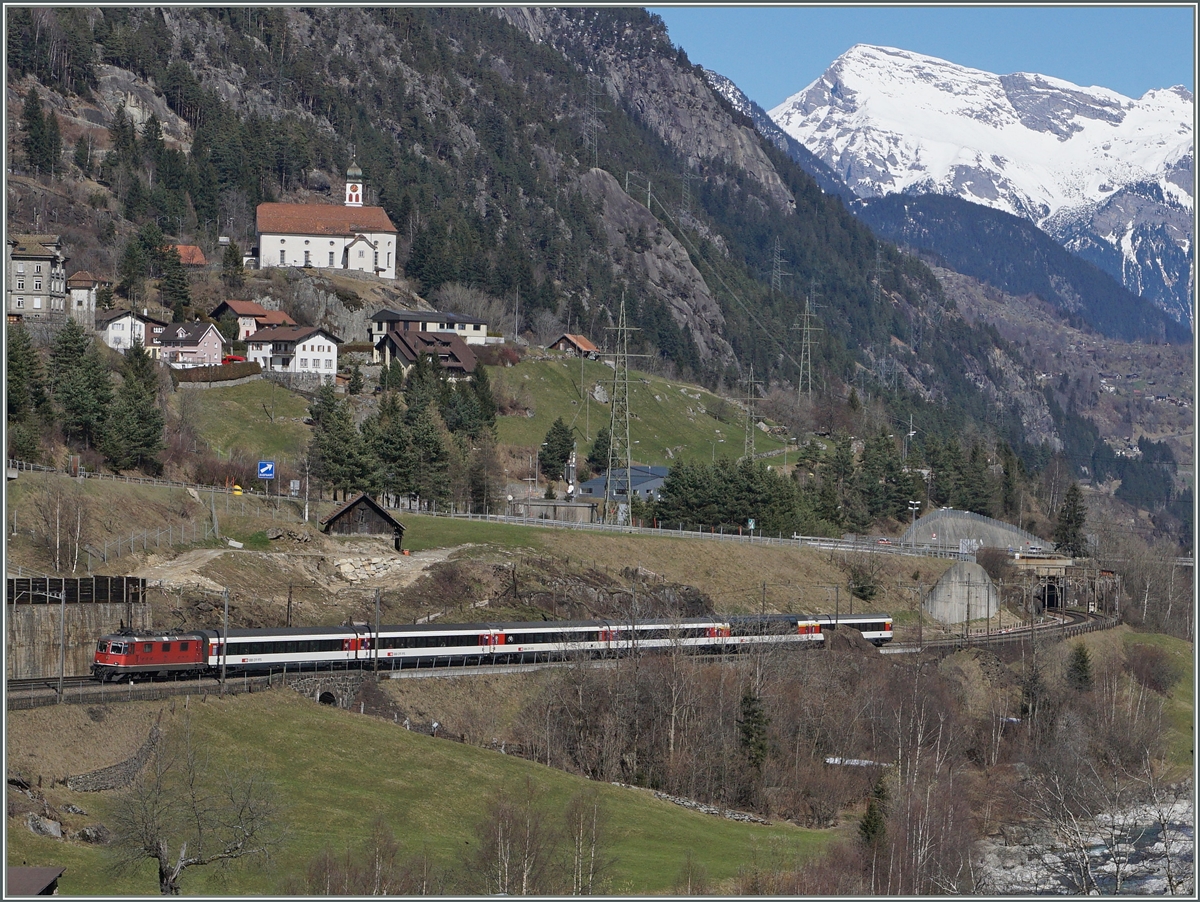 Lange Jahre bestand alternierend von Zürich bzw. Basel eine Schnellzugsverbindung (IR) via Gotthard nach Locarno, die mehr oder weniger rege genutzt wurde. Leider entfiel sie mit der Eröffnung des Gotthard Basistunnels praktisch ersatzlos, bzw. wird nur noch bis und ab Erstfeld geführt.
Das Bild entstand bei Wasen am 17. März 2016
