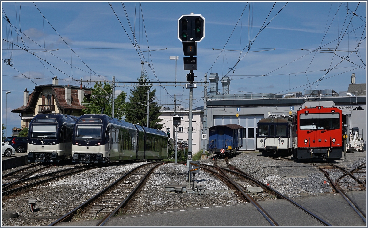 Links im Bild ist der MOB Alpina Be 4/4 9403 abgestellt, daneben verlässt der MVR SURF ABeh 2/6 7504 nach Montreux Chernex; bei der Werkstatt steht ein Be 4/4 (ex SNB) und die MVR HGem 2/2 2501 versteckt dahinter die MOB Gem 2/2 2502.
11. August 2016