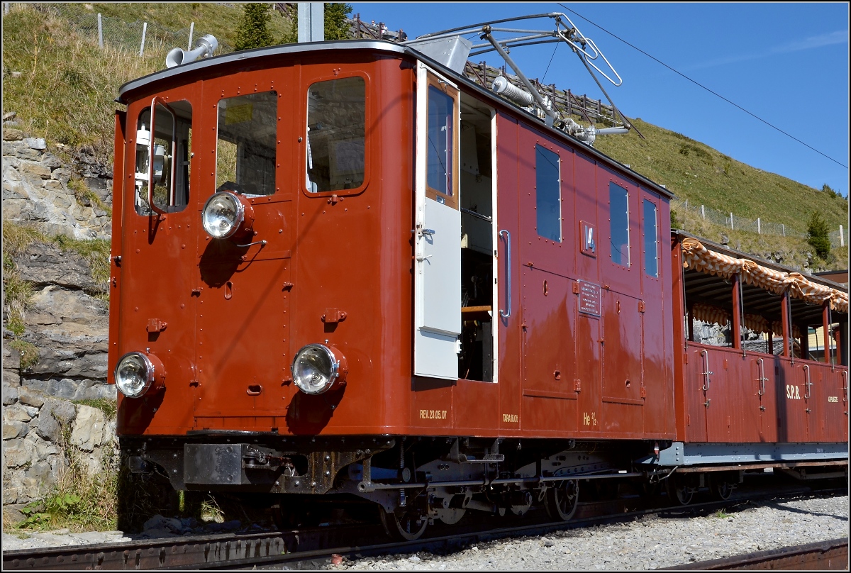 Lok 14 der Schynige Platte Bahn an der Endstation. Diese Lok gehört zur elektrischen Originalausstattung dieser Bahn und ist seit 1914 in Betrieb. Elf dieser alten Fahrzeuge sind auf dieser Bahn im Regelbetrieb unterwegs. Oktober 2011.