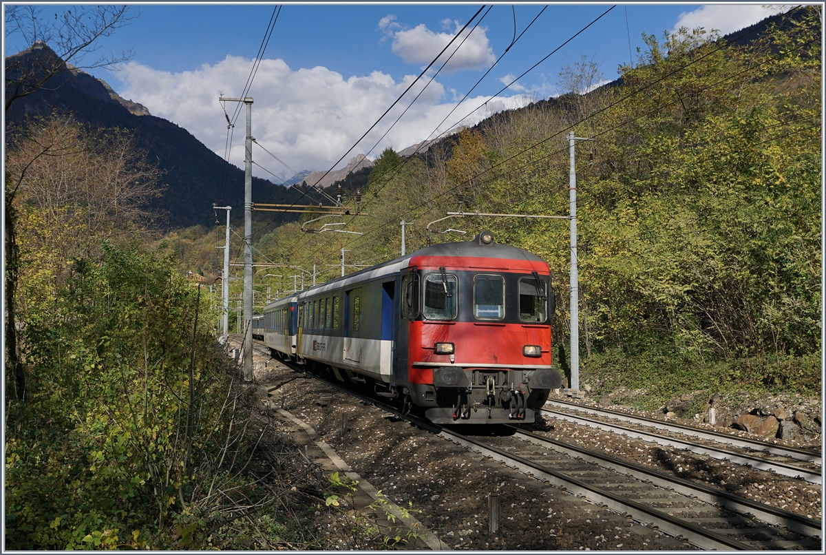 Mit dem BDt voraus fährt der IR 3317 bei Varzo Richtung Domodossola.
27. Okt. 2017