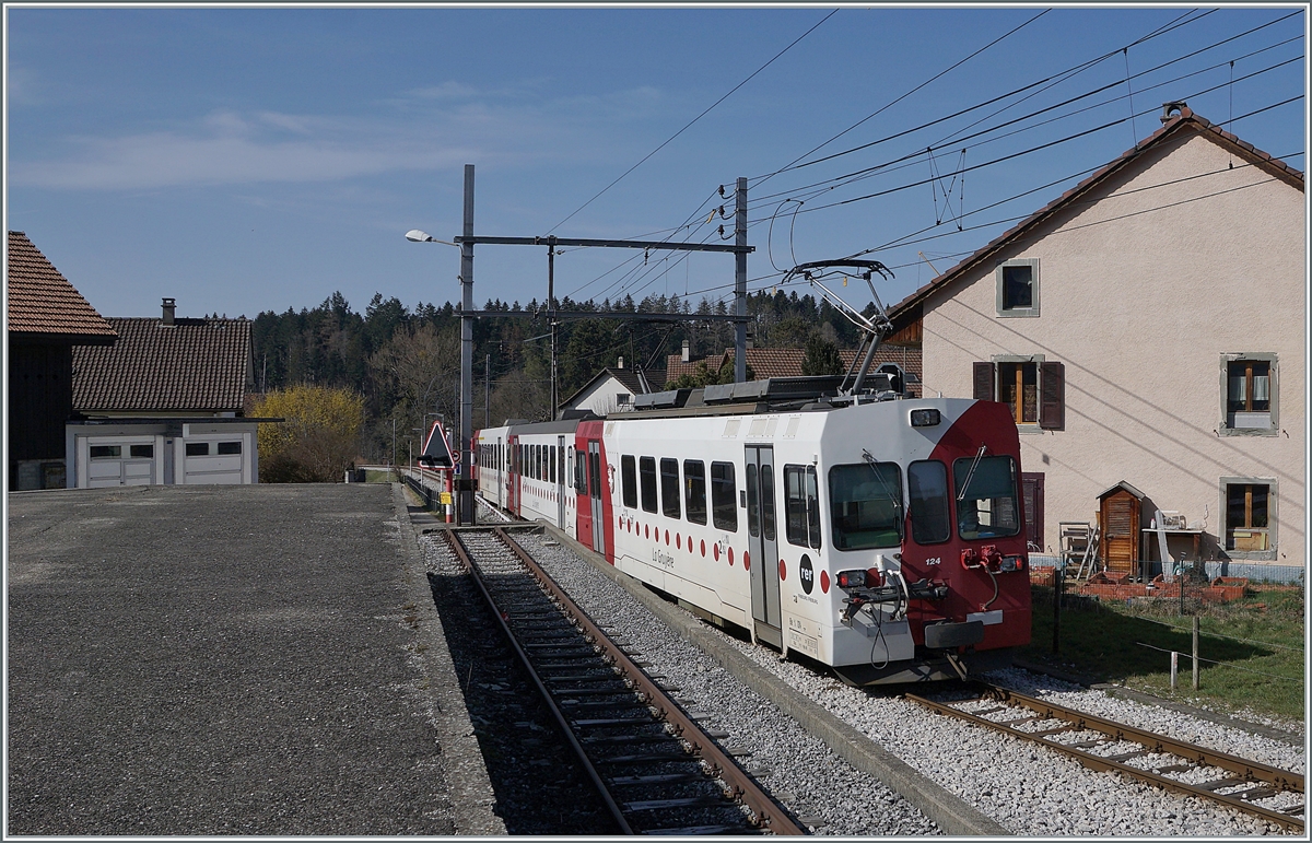 Mit dem schiebenden Be 4/4 124 verlässt der Regionalzug nach Bulle den Bahnhof von Broc Village. 

2. März 2021
