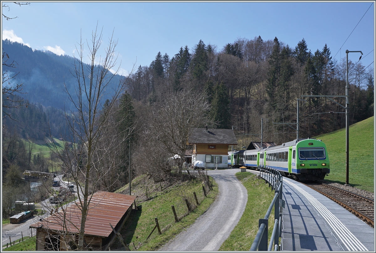 Mit dem Steuerwagen an der Spitze fährt der BLS RE 4068 nach Interlaken Ost durch Enge im Simmental. 

14. April 2021