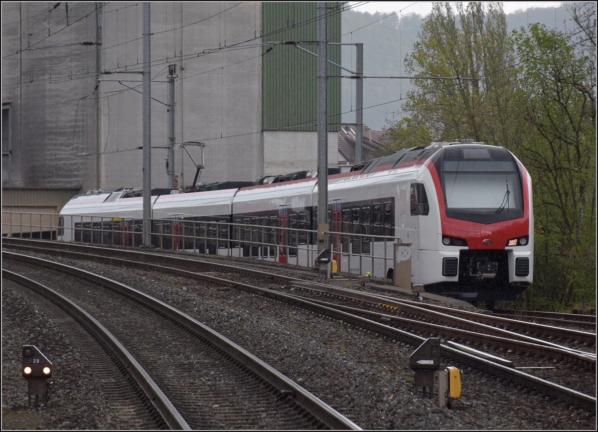Mouette versteckt in Frick. 

Der nigelnagelneue RABe 523 503 ist auf einem Gleisanschluss in Frick geparkt. April 2022.