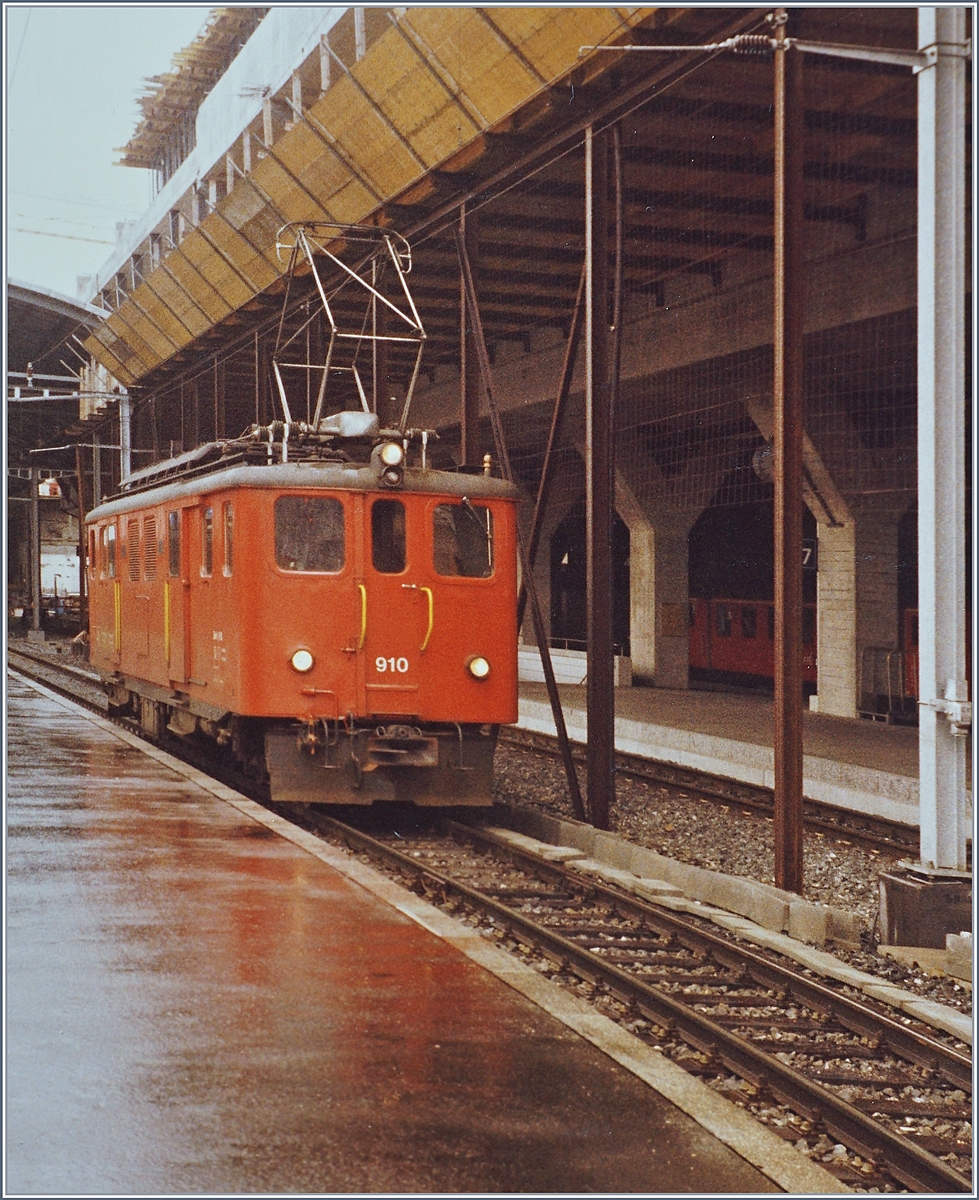 Nach der Ausfahrt ihres Zuges in Luzern, wechselt der SBB Deh 4/6 910 das Gleis um den nächsten Zug Richtung Interlaken bespannen zu können. 

Analog Bild vom Sommer 1987