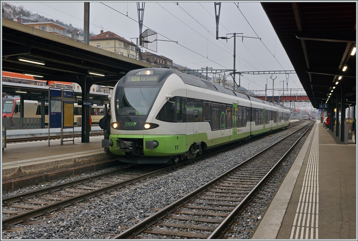 Nach einigen Monaten baubedingter Betriebseinstellung verkehren ab Neuchâtel wieder Züge nach Le Locle. Der TransN RABe 527 332 wartet in Neuchâtel auf die Abfahrt nach Le Locle. 

20. Dezember 2021

