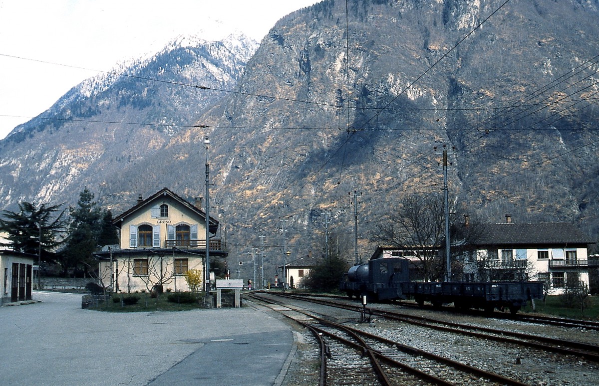 Nach der Einstellung des Personenverkehrs herrschte nur noch ein schwacher G�terverkehr auf der Misoxer Bahn, leider war an diesem M�rztag 1993 kein Zug unterwegs. Was blieb, waren einige Bahnhofsaufnahmen wie hier in Grono und eine sch�ne Wanderung durch das Misox von Castione nach Cama.
