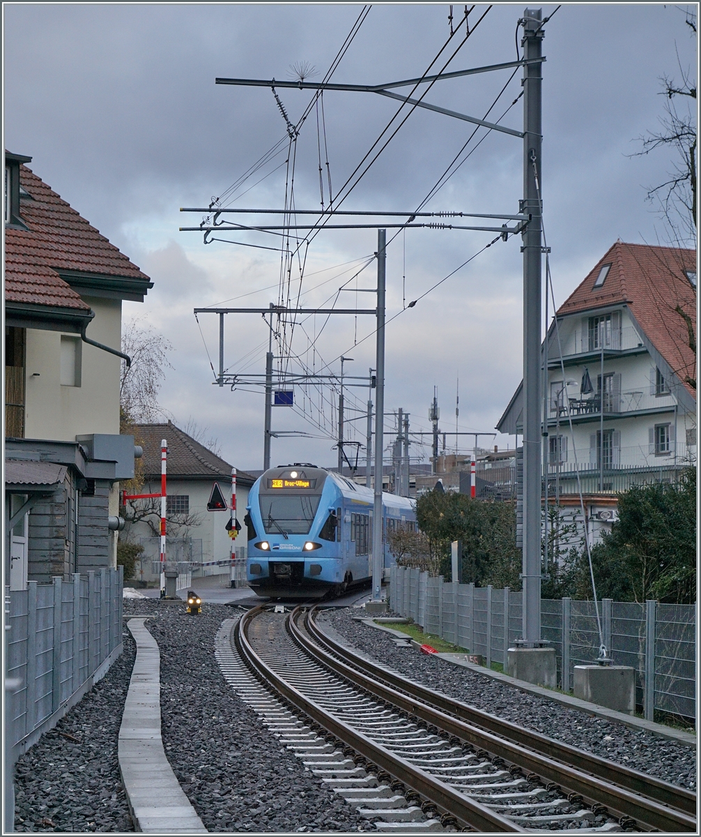 Nachdem ich bereits vermehrt über das neue  Dreischienengleis  der TPF im Rahmen der Umspurung der Strecke Bulle - Broc geschrieben haben hier nun ein paar Bilder. Der Fokus lag auf der Sicht auf das Dreischienengleis, so dass etwas früher als üblich ausgelöst wurde, der entsprechende Zug aber trotzdem als Normal- oder Schmalspurzug zu erkennen ist. Die gut 700 Meter lange Strecke des Dreischiengeleis ist meist nur bei Bahnübergängen zugänglich und führt durch ein recht dicht bebautes Stadtgebiet von Bulle. Da über die Strecke zwei Zugspaare pro Stunde verkehren gibt acht Züge pro Stunde, Normal- und Schmalspurzüge folgen bisweilen auf Blockdistanz. Im Bild ist der TPF RABe 527 198  Groupe Grisoni  und der nicht zu sehende RABe 527 192 als RE 3812 von Bern nach Broc Village kurz nach der Abfahrt in Bulle unterwegs.

22. Dezember 2022 
