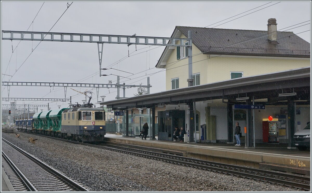 Nachdem die IRSI  Rheingold  Re 4/4 II 11387 (Re 421 387) mit ihrem Kieszug in das Kieswerk verlassen hatte und ein Weile auf einem Abstellgleis in Gland stand, zieht sie nun vor umd dann nach Morges abzufahren. 

22. Feb. 2024