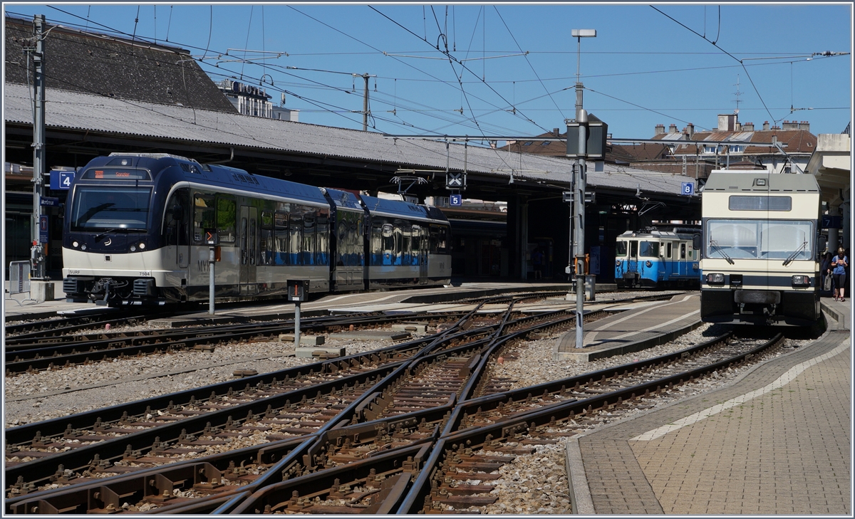  Neue  und  alte  GTW in Montreux: Links im Bild ist der CEV MVR ABeh 2/6 7504  VEVEY  zu sehen und recht der rund 20 Jahre ältere CEV MVR Be 2/6. Im Hintergrund, etwas versteckt, ist  zudem noch ein MOB ABDe 8/8 zu erkennen.

7. Aug. 2018
