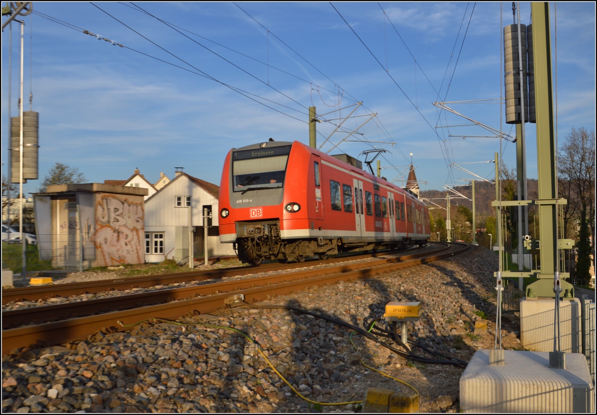 Neuhausen am Rheinfall. 

Typischer S-Bahn-Betrieb auf der frisch elektrifizierten Strecke nach Erzingen mit 426 010. März 2014.