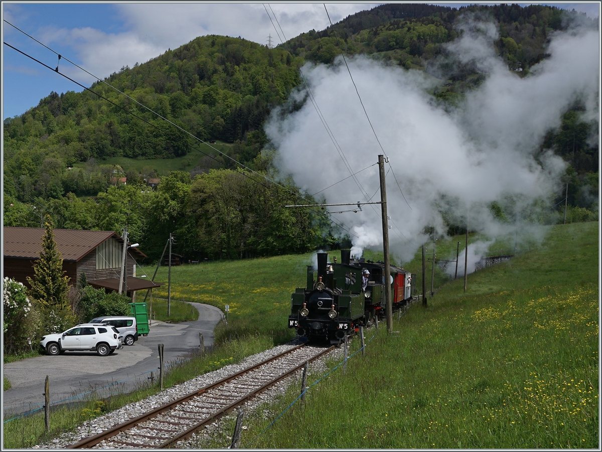 Nostalgie & Vapeur 2021 (Pfingstfestival) Die Blonay-Chamby Bahn G 3/3 N° 5 (ex LEB) und die G 2x 2/2 105 ex (SEG) ziehen bei Cornaux einen Personenzug von Blonay nach Chaulin. 

22. Mai 2021