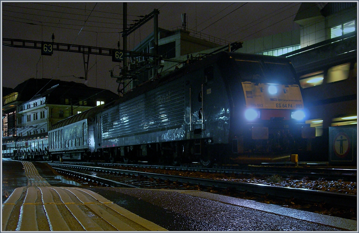 Ob es sinnvoll ist, in dunkler Nacht eine schwarze Lok zu fotografieren? Die SBB Cargo International E 189 983 welche eine der Stammloks des Novelis Zuges ersetzt, schien es mir zumindest einen Versuch wert. Der Zug auf der langen Fahrt von Göttingen Sierre wartet in Lausanne auf die Weiterfahrt ins Wallis.
6. Dez. 2018