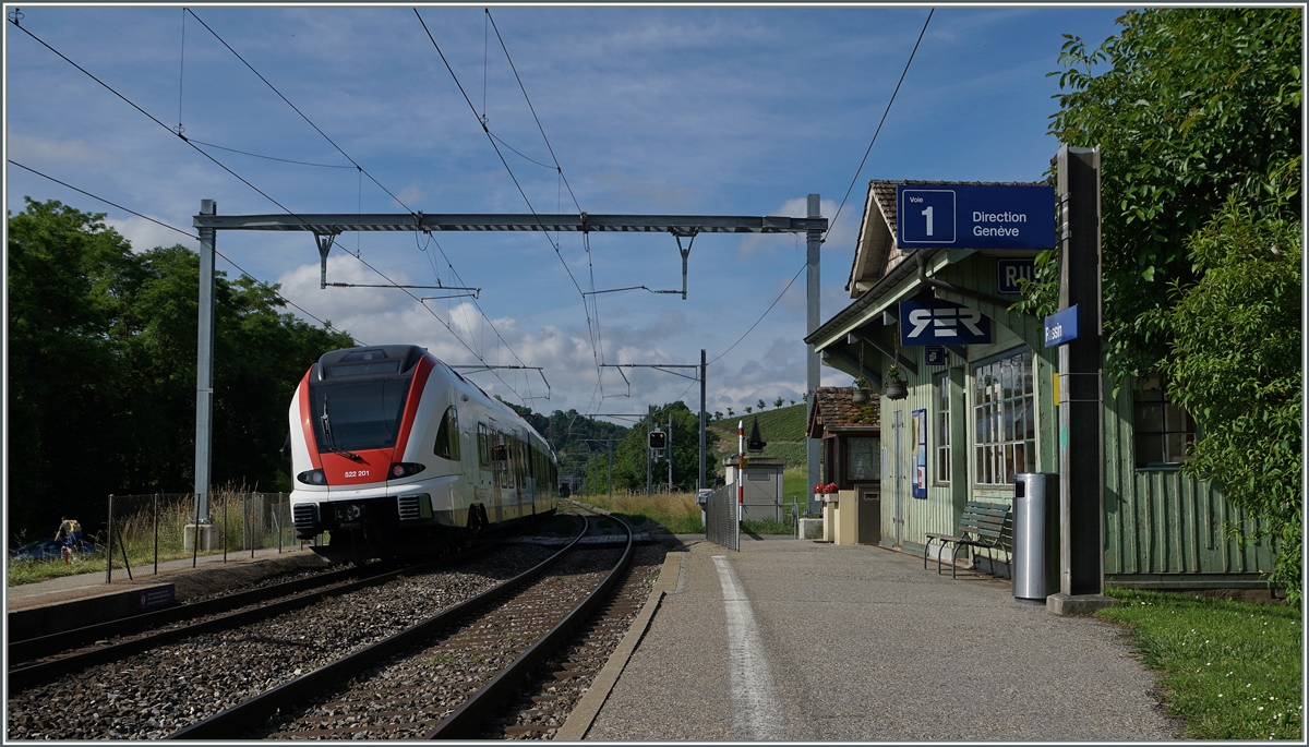 Obwohl die SNCF Sicherungstechnik und die Gleichstromfahrleitung durch SBB Signale und eine Wechselstromfahrleitung (25000 Volt 50 Hertz) ersetzt wurden, bietet die westliche SBB Strecke weiterhin ineressante Fotomotive. 
Hier verlässt der SBB Flirt (France) 522 201 die kleine, romantische Haltestelle Russin Richtung La Plaine. 
20. Juni 2016