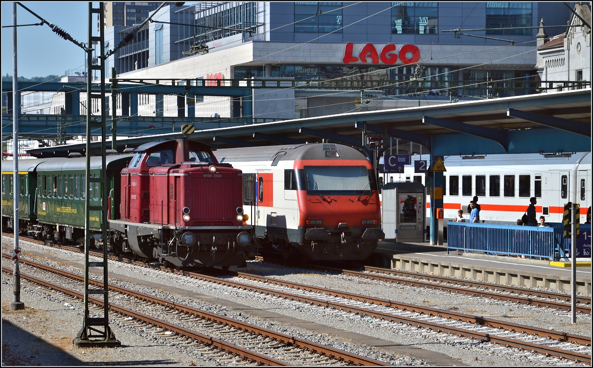 Oldiestunden im Grenzbahnhof. 

Drei Gleise in Konstanz reichen eben doch nicht, IC nach Deutschland, IR nach Biel und Seehas, da muss der Sonderzug auf Gleis 4 ausweichen. Juni 2014.