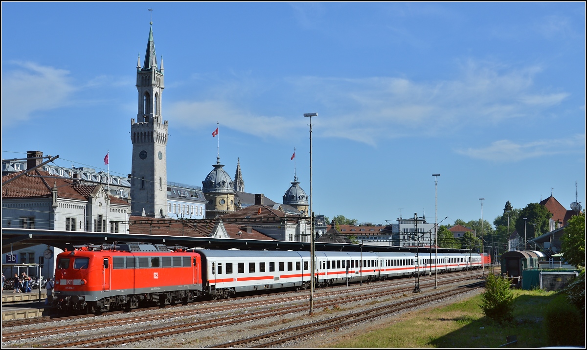 Oldiestunden im Grenzbahnhof. 

Endlich gibt sich Methusalem auch mal die Ehre. 115 114-1 hat den IC 2004 nach Konstanz zur Bereitstellung gebracht und bleibt bis Singen angeh�ngt. Juni 2014.