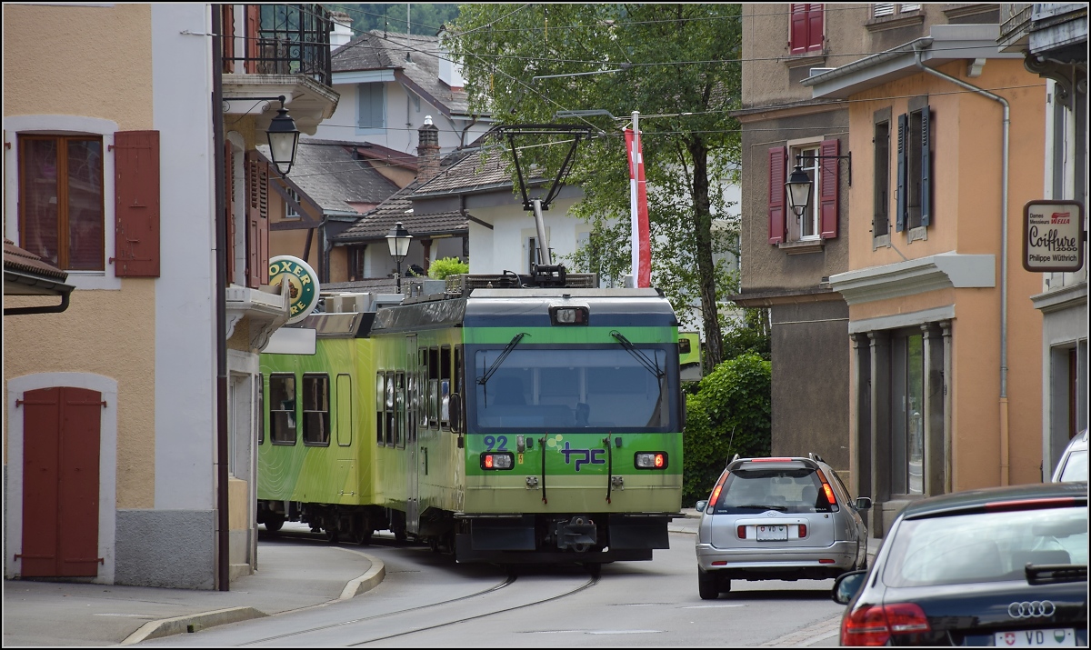 Ortsdurchfahrt in Bex. Den Falschfahrer TPC-Triebwagen 92 kann man nicht rechts �berholen, denn es ist grunds�tzlich ausweichender Gegenverkehr zu erwarten. Juli 2017.