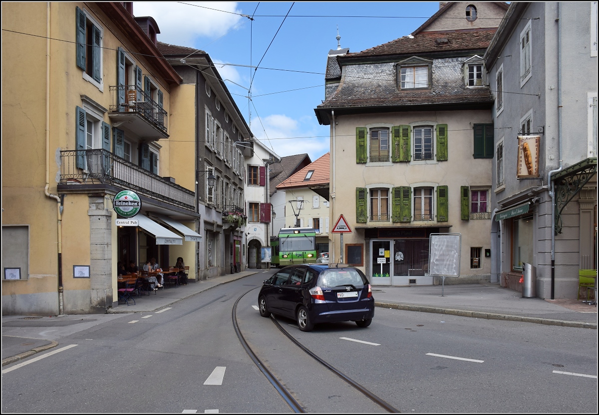 Ortsdurchfahrt in Bex. Den Falschfahrer TPC-Triebwagen 92 kann man nicht rechts �berholen, denn es ist grunds�tzlich ausweichender Gegenverkehr zu erwarten. Juli 2017.