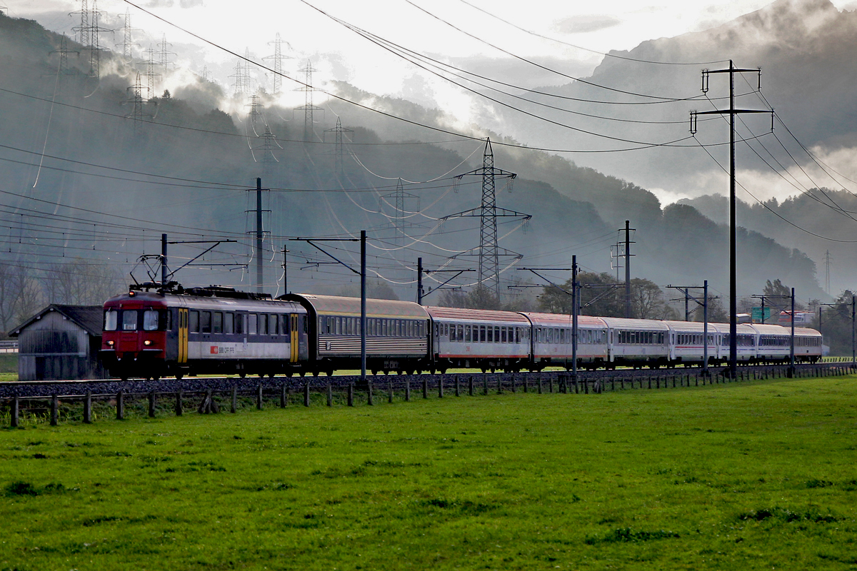 RBe 540 038-7 kommt mir bei starkem Gegenlicht mit dem NE aus Belgrad nach Z�rich HB bei Bilten vor�ber.Bild vom 16.10.2014