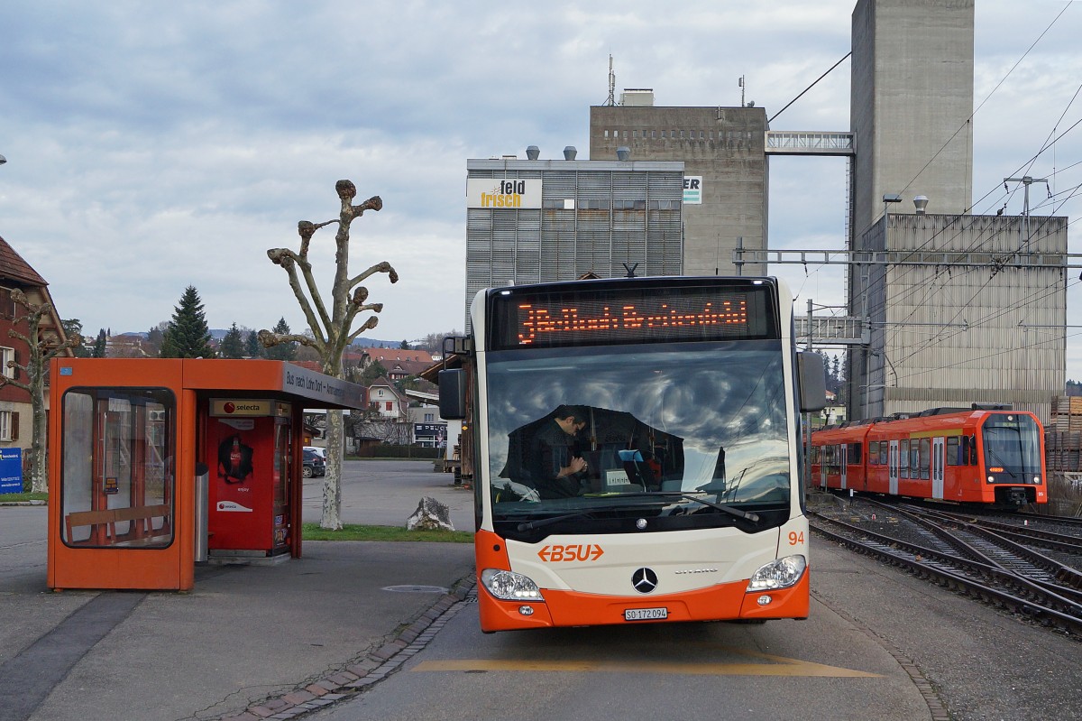 RBS/BSU: Der neue BSU MERCEDES CITARO 94 wartet am 13. Dezember 2014 auf dem RBS Bahnhof Lohn L�terkofen die Ankunft der S 8 mit dem RABe 4/12 25 NEXT ab.
Bahnsujets der Woche 50/2014 von Walter Ruetsch 