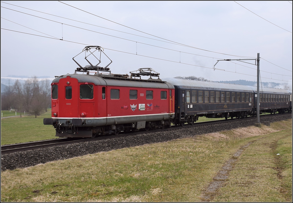 Re 4/4 I 10009 als Schiebelok bei einer Dampffahrt zum Gotthard. Otelfingen, M�rz 2018.