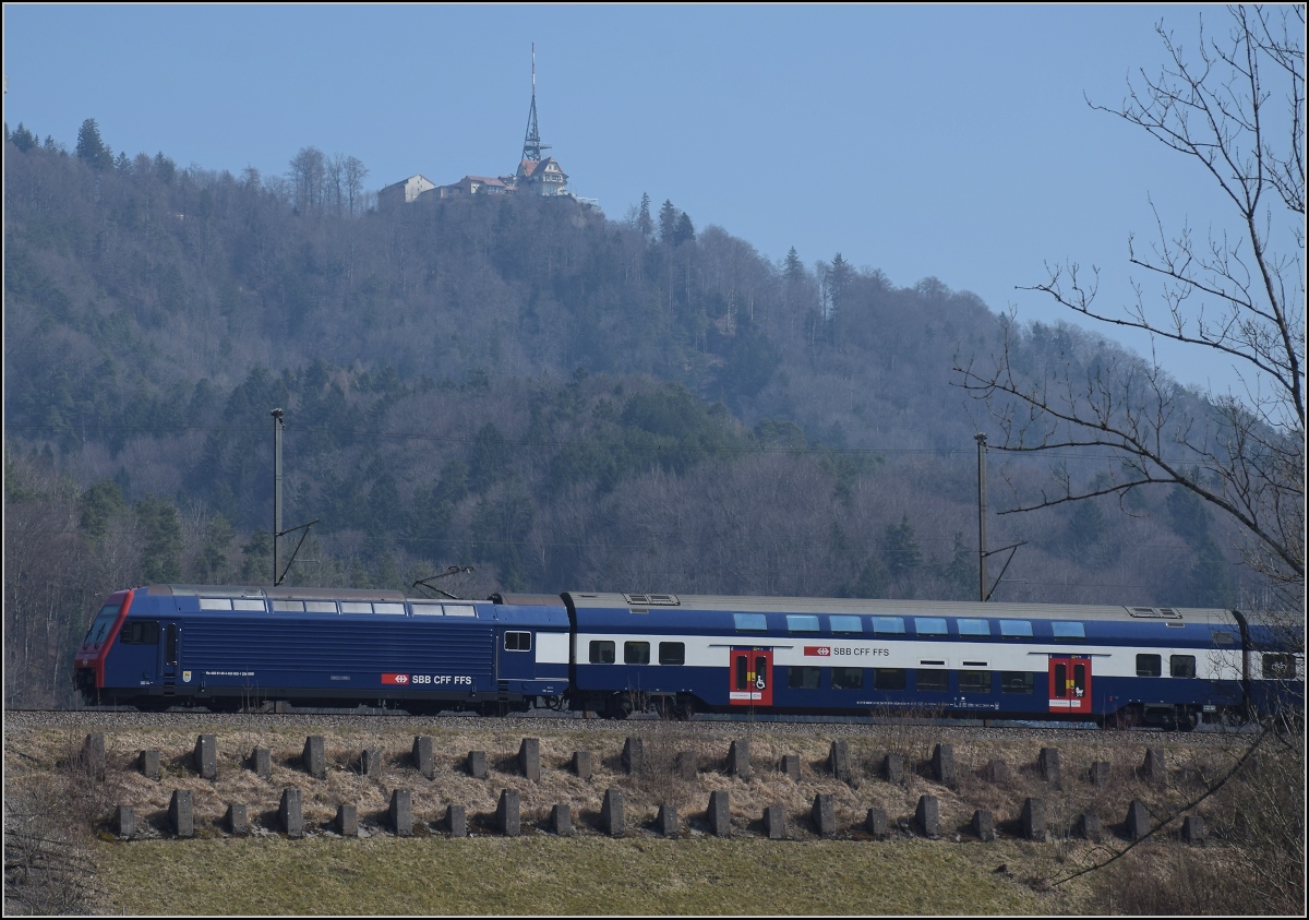Re 450 002 mit S14 hinter dem Uetliberg auf dem Weg nach Affoltern. Landikon M�rz 2022. Der Saharastaub in der Luft ist deutlich zu erkennen.