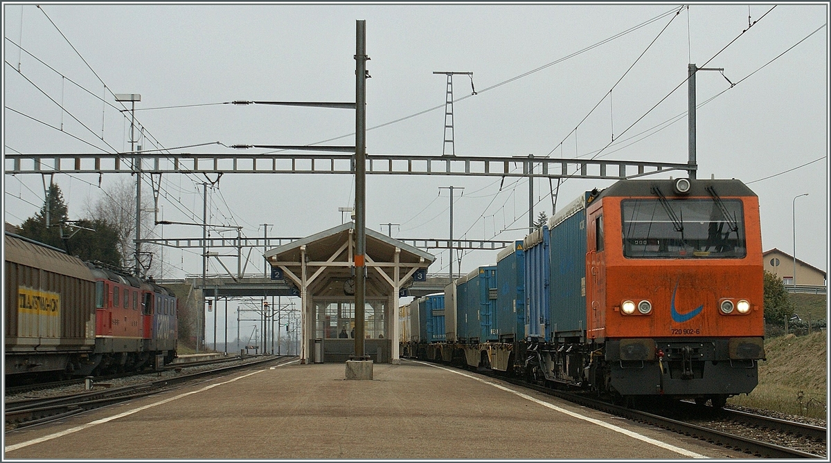 Relativ kurz zeit nur stand der  G�terzugsteuerwagen  720 902-6 (mit der schiebendnen Re 4/4 11320  Interregiocargo ) im Einsatz. Hier bei der Durchfahrt in Chavornay, wird der Zug in k�rze sein Ziel Daillens erreichen. 
