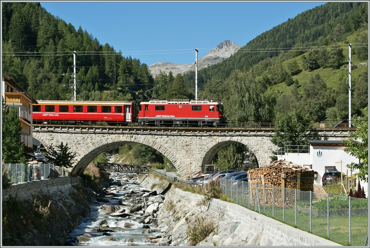 RhB Ge 4/4 II 618 mit eiem RE in Susch. 
13. Sept. 2011