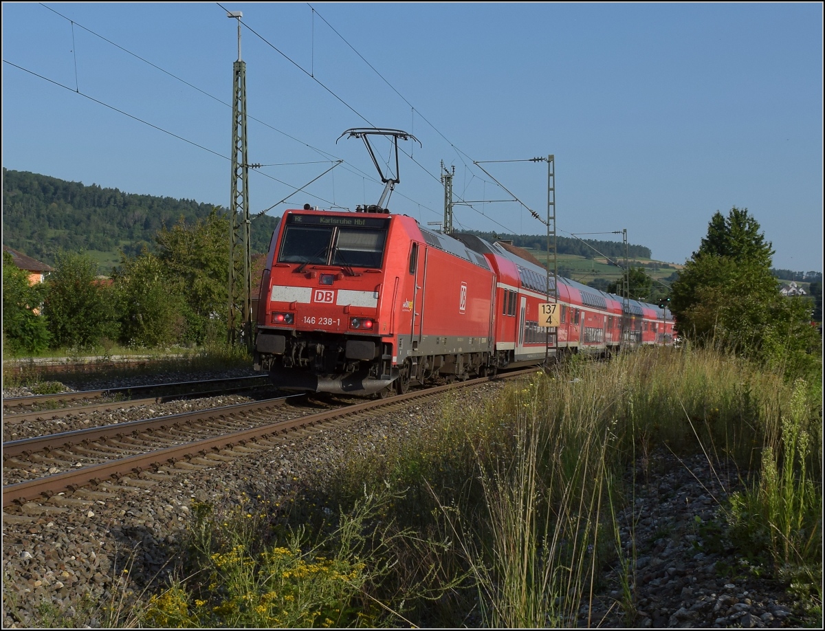 Rheintalumleiter im Hegau.

Die Schwarzwaldbahn mit 146 238 ist allerdings hier heimisch, muss aber diese drei Wochenenden sehr viele zusätzliche Fahrgäste absolut nicht coronaconform befördern.
 
Welschingen, August 2021.