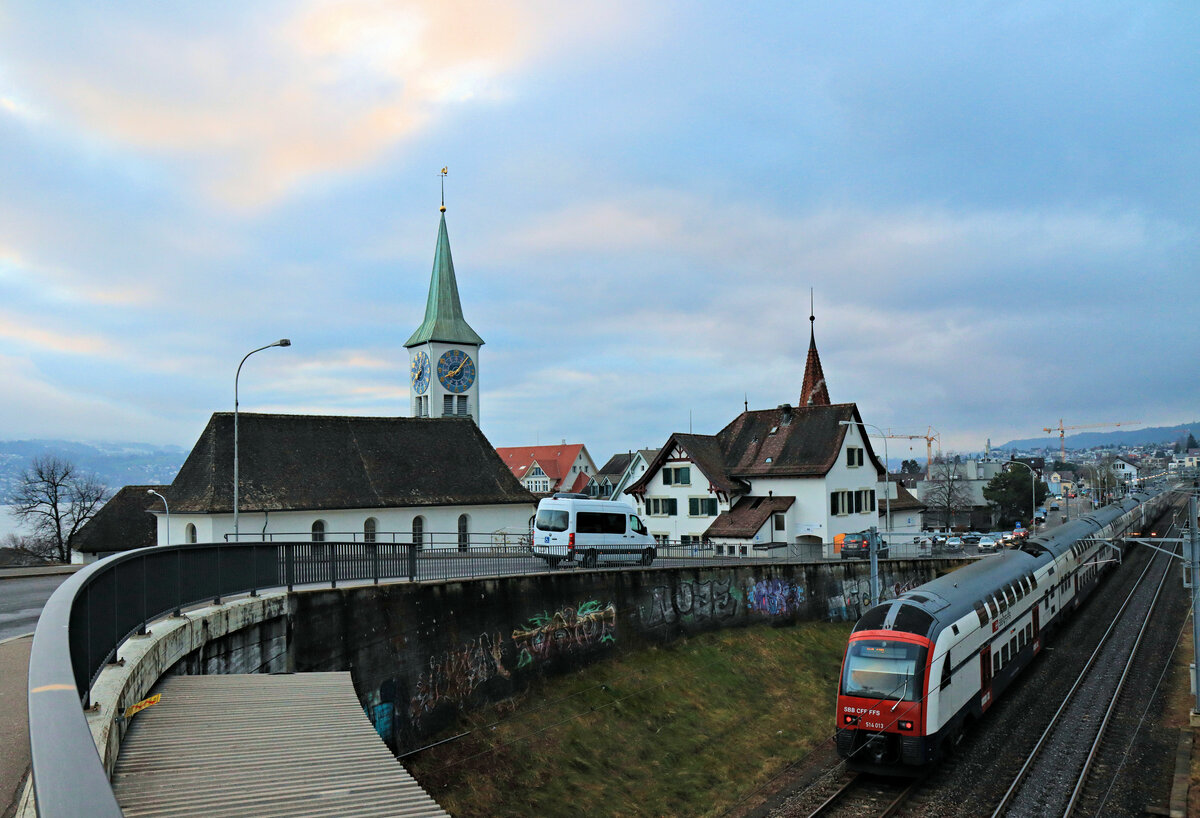 Rüschlikon, an der alten Strecke Zürich - Thalwil dem See entlang: Durchfahrt eines Zuges der S24 nach Zug. Hinterer Triebzug ist 514 013. 4.Februar 2023. Die Linie S24 befährt die lange Strecke ab Zug über Thalwil am Zürichsee - Zürichseestrecke mit Halt an allen Stationen - Zürich, und dann Wipkingen - Zürich Oerlikon - Flughafen - Winterthur, und von da teils weiter nach Frauenfeld - Weinfelden, teils nach Andelfingen - Schaffhausen - Thayingen.  
