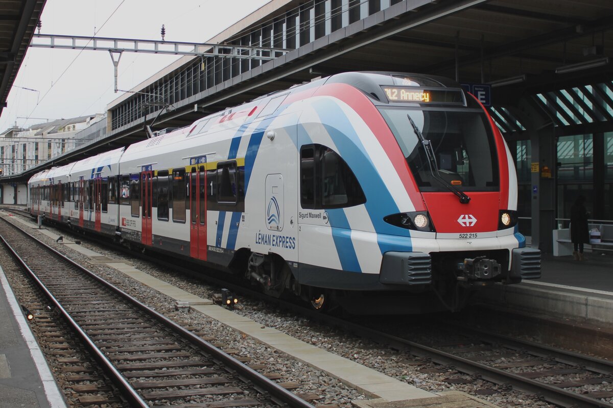 SBB 522 215 steht am 31 Dezember 2023 in Geneve. Das S-Bahnnetzwerk in Geneve braucht Schweizer und Fransösische Triebzüge durchgehend.
