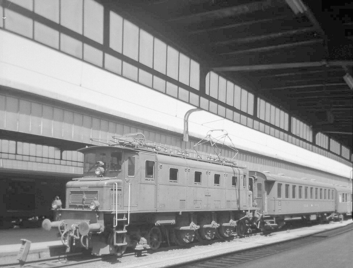 SBB Altbauwagen: Einfahrt in Gen�ve eines Zuges mit Ae3/6 I-110 10692. An erster Stelle ein Altbauwagen, wahrscheinlich ein geschweisster Wagen Serie 7664...7699 (20-03 262...297) von 1932-1935. 13.Juli 1965 