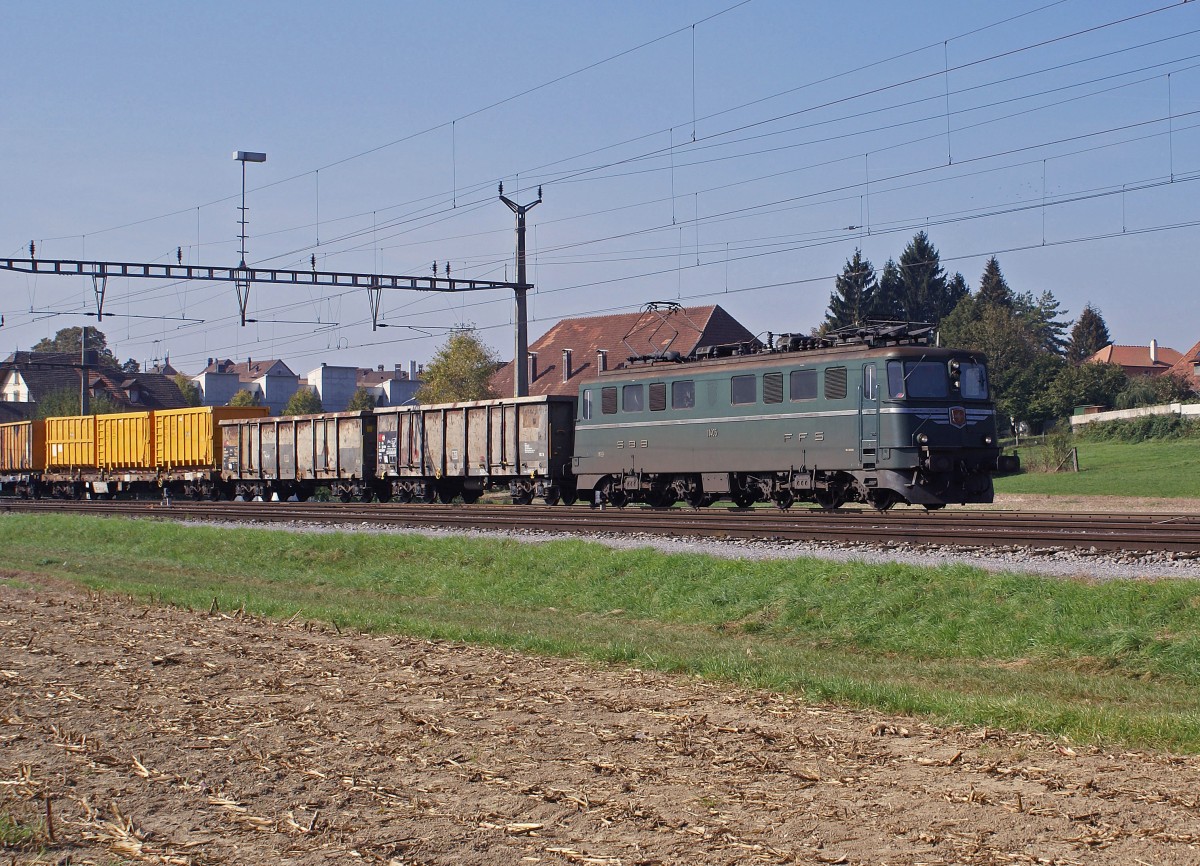 SBB: Am 30. September 2009 prägten in Aarberg während der Zuckerrübenkampagne noch die Ae 6/6 Lokomotiven das Bild des Güterverkehrs. Die letzte grüne Ae 6/6 11405 war mit einem Güterzug nach Lyss-Biel unterwegs.
Foto: Walter Ruetsch